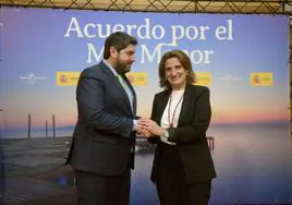El presidente López Miras, junto a la ministra Teresa Ribera, en la firma del convenio en enero.