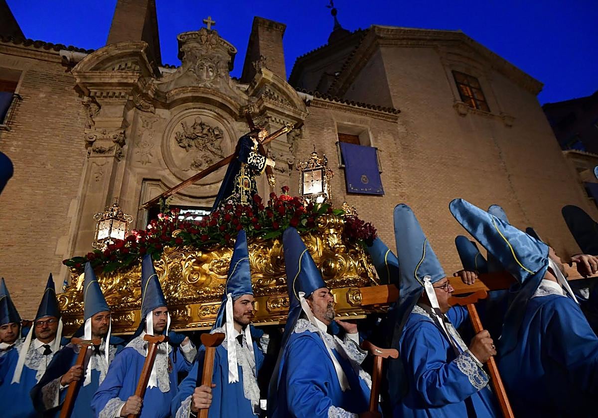 La imagen de Jesús del Gran Poder, conocido popularmente como el Cristo de los Toreros, a su salida de la parroquia de San Nicolás.