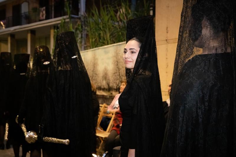Una procesión de las mantillas en Orihuela pasada por agua