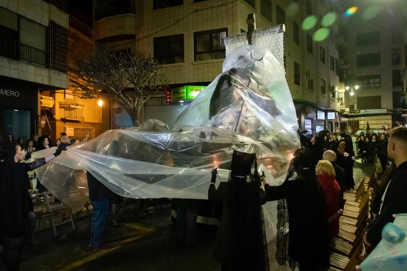Una procesión de las mantillas en Orihuela pasada por agua