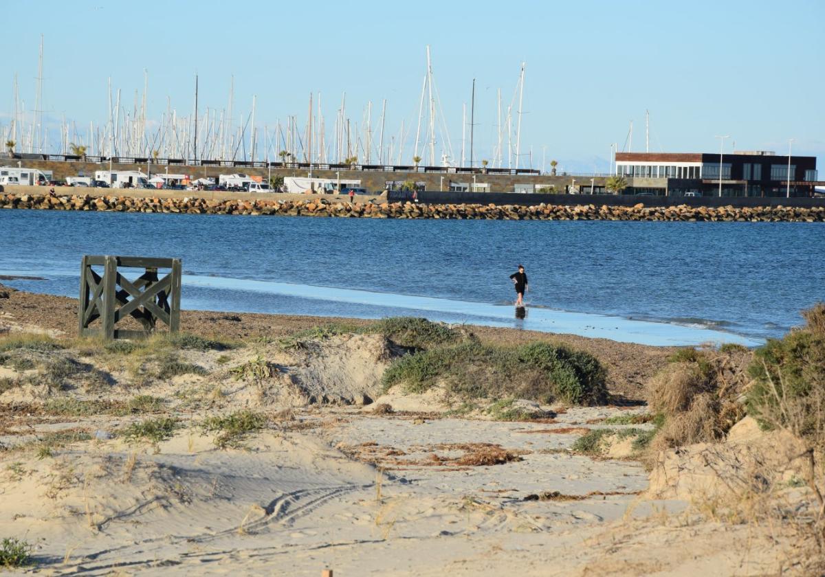 Una 'app' evitará la masificación de la playa de la Llana y frenará la erosión