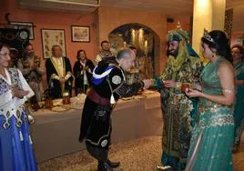 Los festeros, con los trajes típicos, ayer en la comida mozárabe.