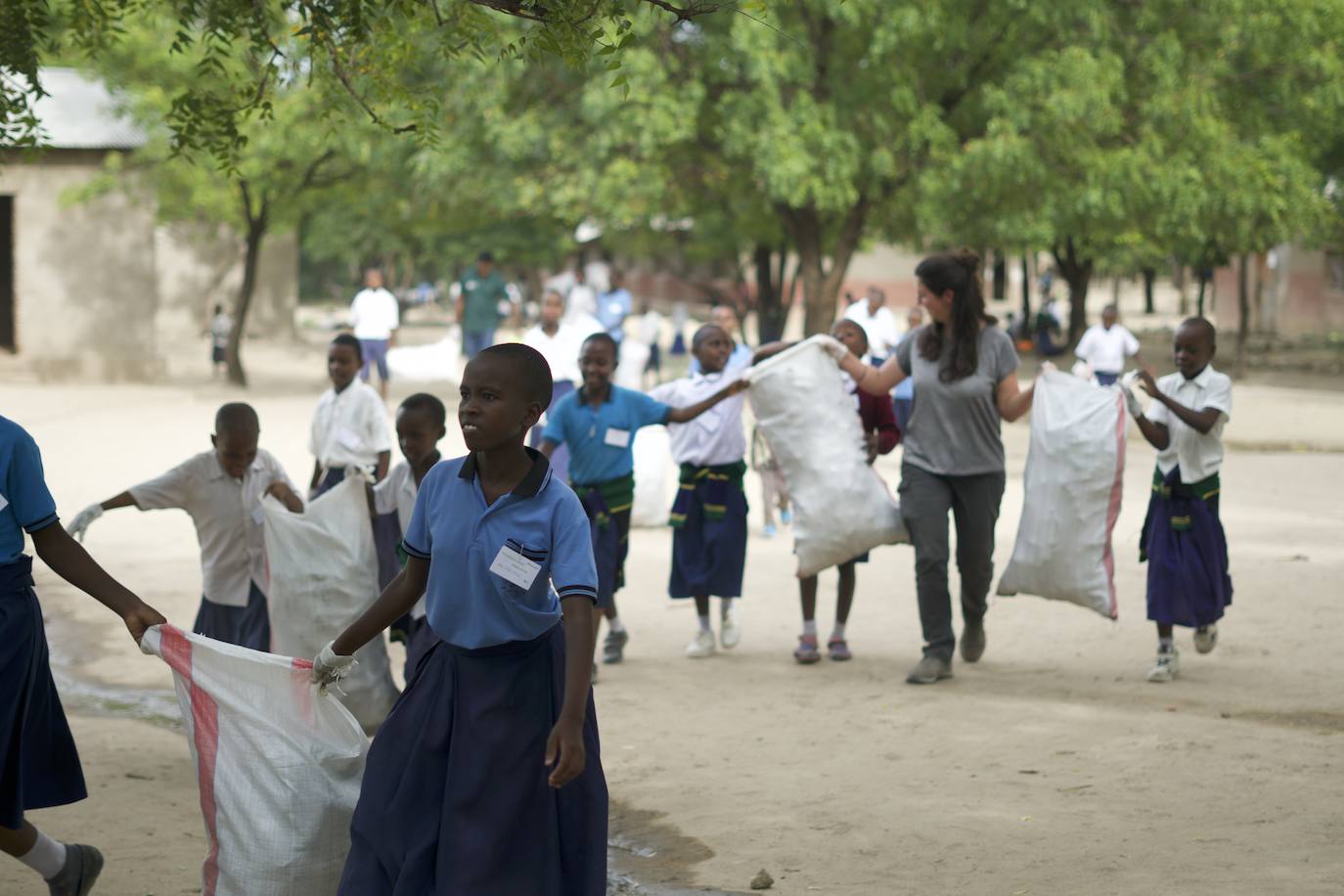 La labor contra el plástico de una empresa murciana en Tanzania, en imágenes