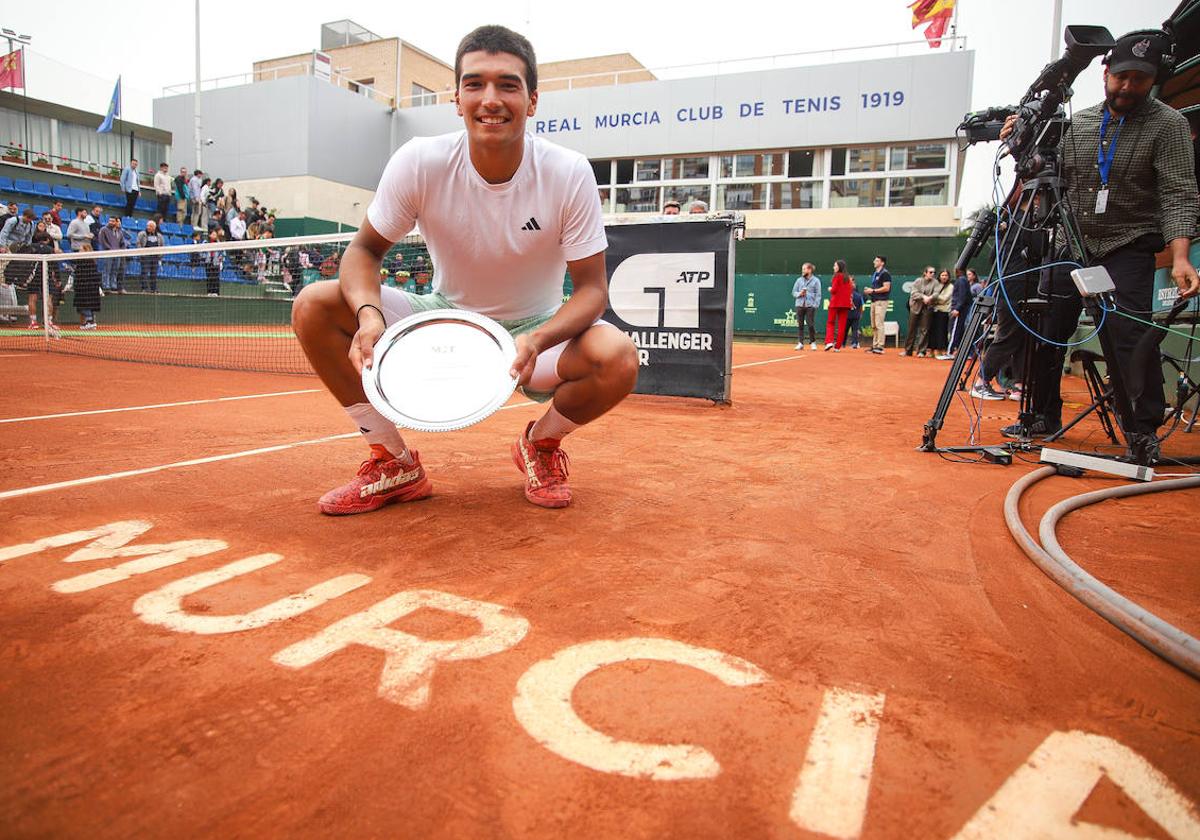 Henrique Rocha, con el título del Challenger de Murcia disputado este domingo.