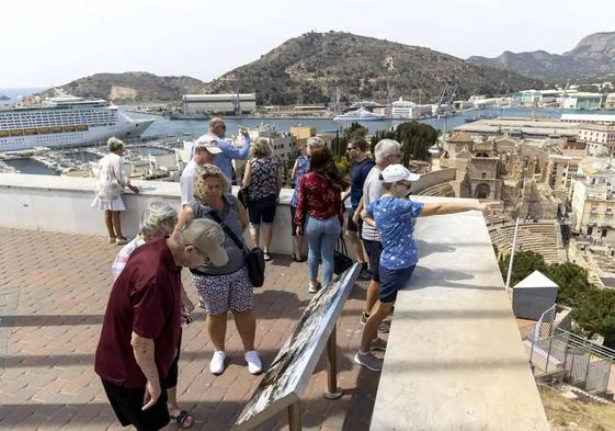 Turistas en el mirador del Parque Torres de Cartagena contemplan la ciudad en una imagen de archivo.