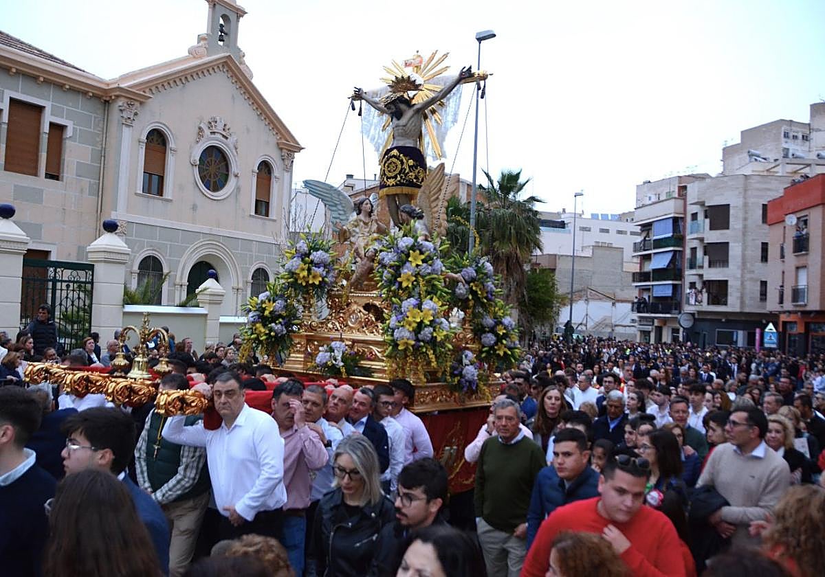 El paso del Cristo del Consuelo, portado a hombros y admirado por decenas de personas, ayer por la tarde.