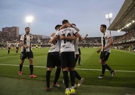 Los jugadores del Cartagena arropan a Fontán, autor del gol de la victoria al Andorra, el pasado sábado en el Cartagonova (1-0).