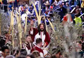Jesús en su borrica se abre paso entre el multitudinario pueblo hebreo en la procesión del Domingo de Ramos.