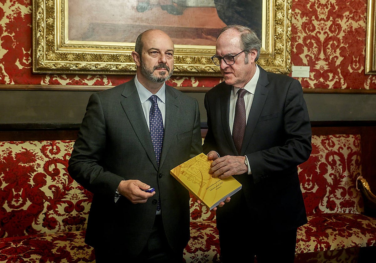 Pedro Rollán, presidente del Senado, recibió este 25 de marzo copia del informe de 2023 de manos del Defensor del Pueblo, Ángel Gabilondo.
