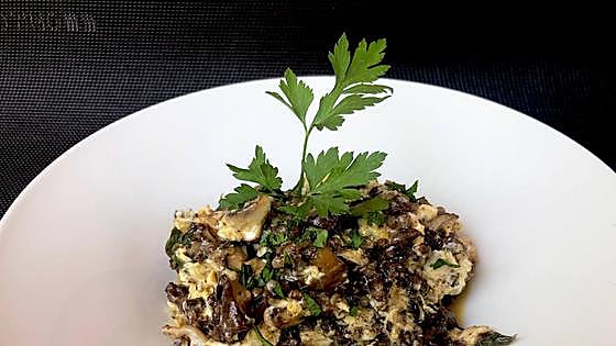 Revuelto de morcilla y setas