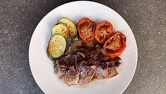 Secreto ibérico con verduras y salsa de champiñones