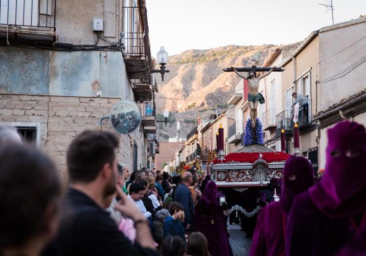 Aspecto que presenta actualmente el trono y la imagen del Cristo de la Agonía.