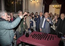 Pedro Ayala, en el centro, brinda con los hermanos de la Cofradía California, anoche.