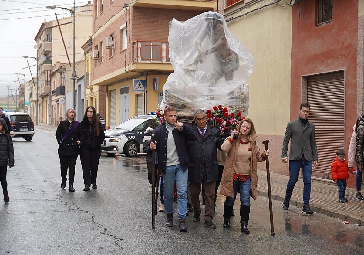Caras largas y paso ligero en el Traslado del Cristo de la Columna.