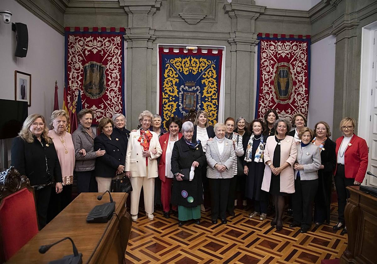Las nazarenas mayores junto a la alcaldesa, en el salón de Plenos del Palacio Consistorial.
