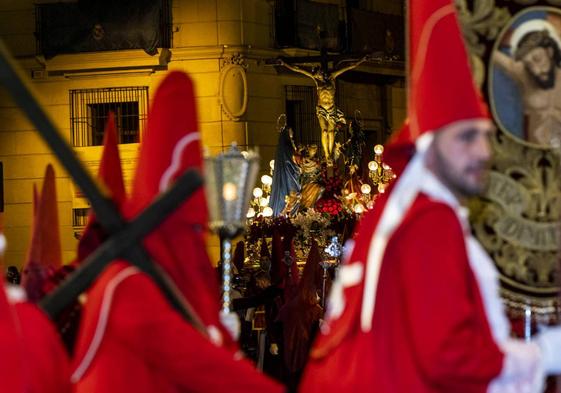 El cortejo 'colora' recibe al Cristo del Perdón en la plaza Martínez Tornel.