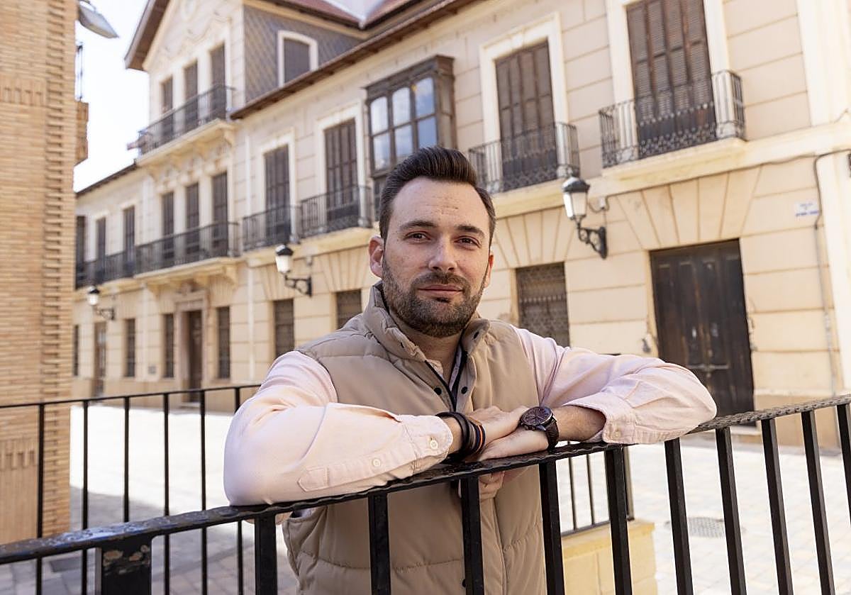 Salvador García Paterna, ante la Casa Rubio.