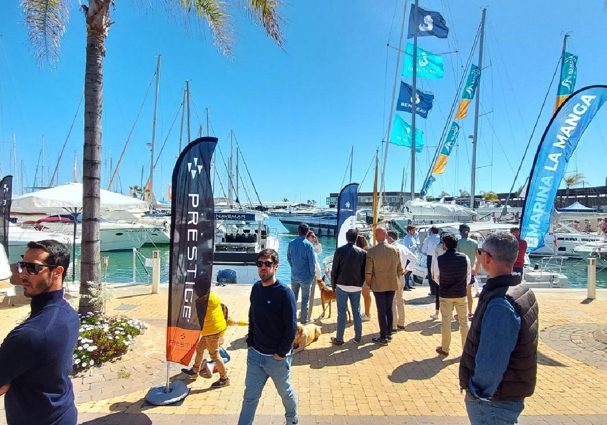 Visitantes recorren la exposición del Marina de la Salinas Boat Show-Región de Murcia.