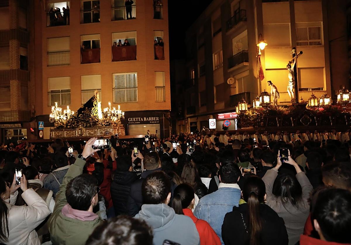 Encuentro de la Virgen de la Soledad, el Cristo de la Sangre y Nuestro Señor Jesús de la Penitencia en la plaza de la Estrella, anoche.