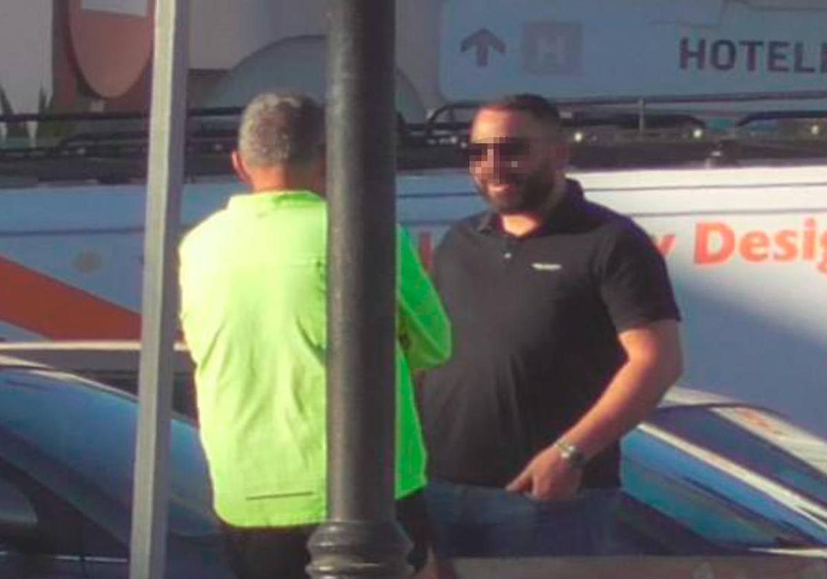 Uno de los encuentros que la Policía vigilaba entre el inspector J.G. (de espaldas) y el investigado Pedro M.