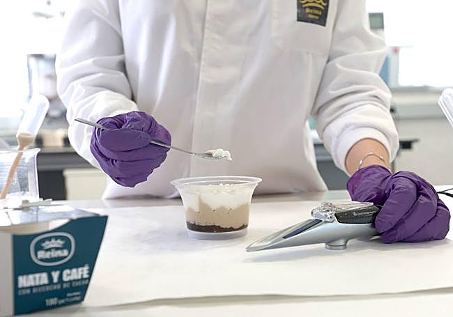 Elaboración del postre en las instalaciones de Reina.