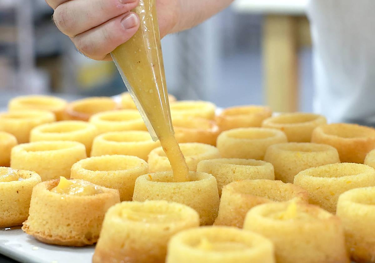Imagen principal - 1. El hueco central se llena de yema de huevo mezclada con miel. 2. La delicia se cubre con merengue elaborado con clara de huevo. 3. La terminación se inicia esparciendo pequeños trozos de almendra sobre el dulce.
