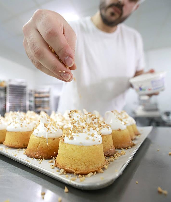 Imagen secundaria 2 - 1. El hueco central se llena de yema de huevo mezclada con miel. 2. La delicia se cubre con merengue elaborado con clara de huevo. 3. La terminación se inicia esparciendo pequeños trozos de almendra sobre el dulce.