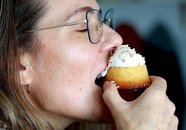 Una joven saborea placenteramente 'La delicia del Camino' en una de las cafeterías El Horno.