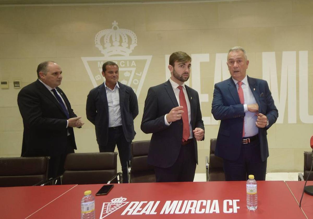 Felipe Moreno junto a su vicepresidente Juanjo Fernández y dos de sus consejeros tras la junta del 12 de diciembre en la que los accionistas granas aprobaron el Plan de Reestructuración.