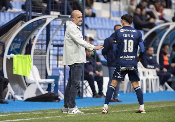 Monteagudo da instrucciones a los jugadores durante un partido.