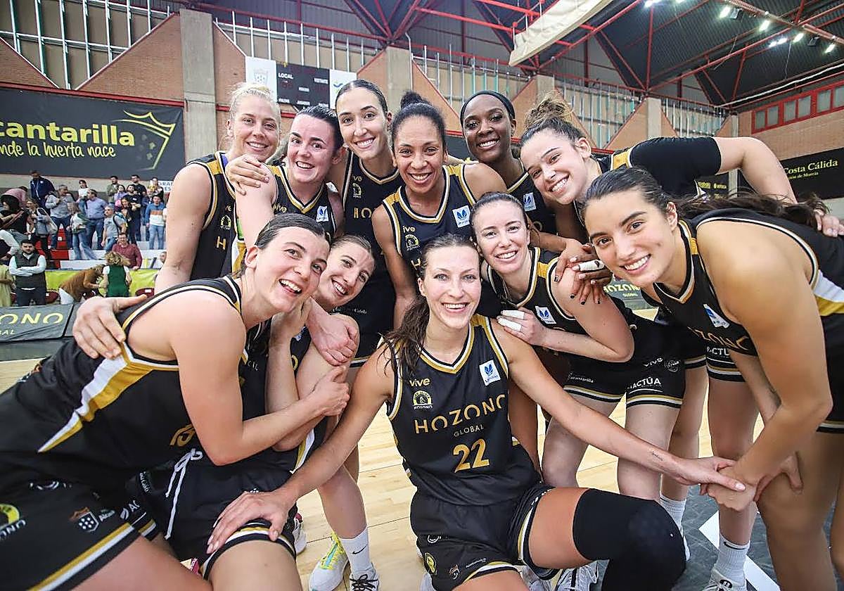 Las jugadores del Jairis posan durante la celebración de la victoria.