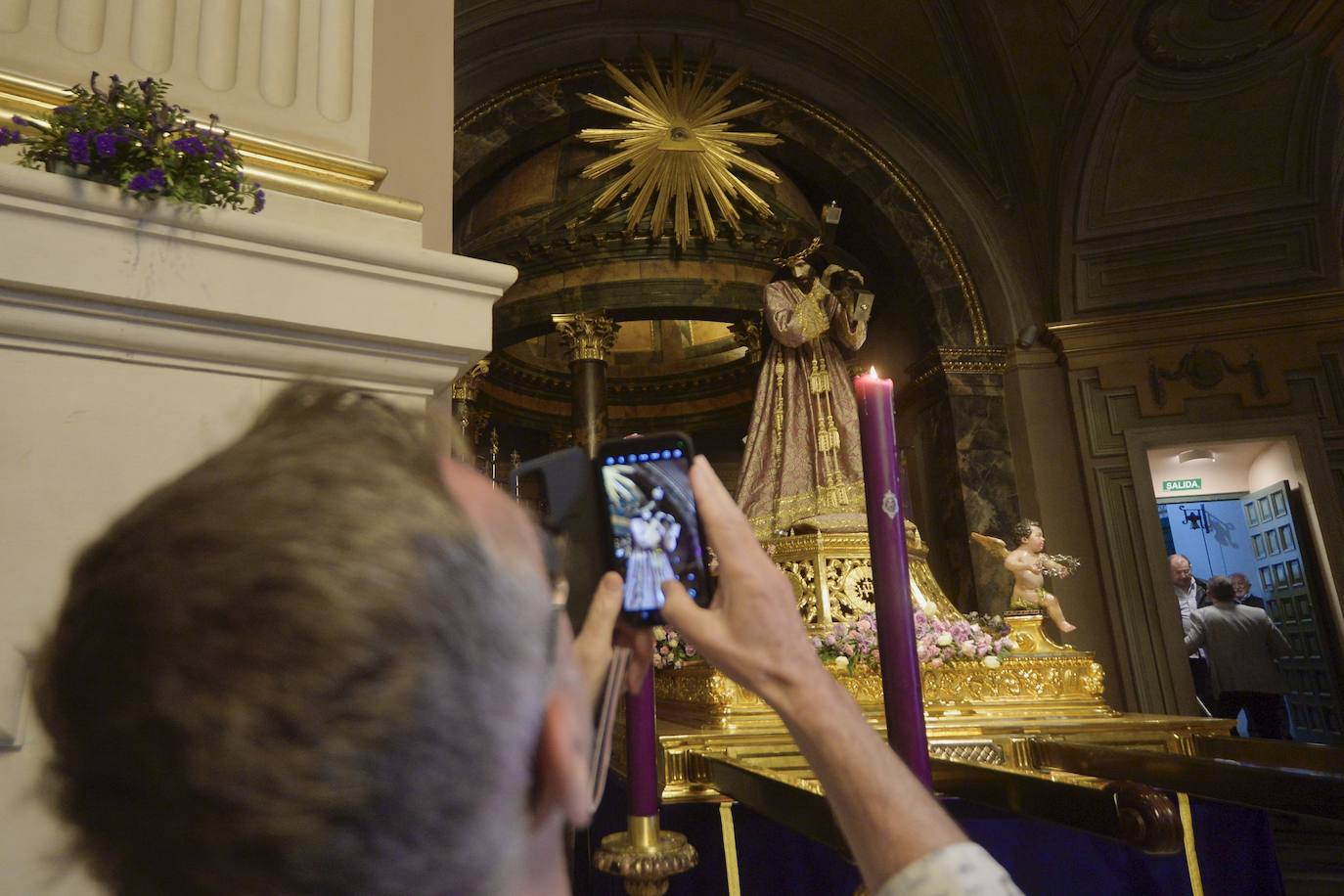 Visitantes disfrutan de los pasos de Salzillo antes del Viernes Santo