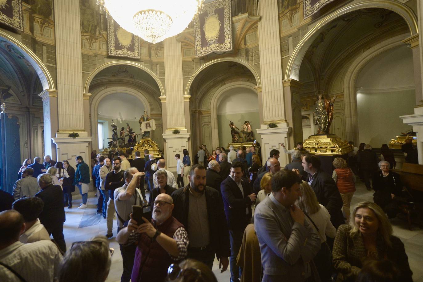 Visitantes disfrutan de los pasos de Salzillo antes del Viernes Santo