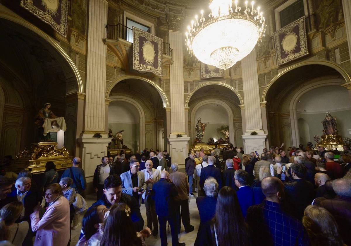 Visitantes disfrutan de los pasos de Salzillo antes del Viernes Santo