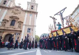 Los cofrades sacan en procesión al Cristo del Amor en la Conversión del Buen Ladrón, una talla de José Hernández Navarro.