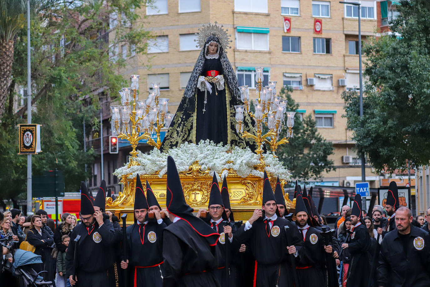 La procesión de la Soledad del Calvario de Murcia, en imágenes