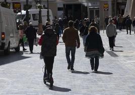 Un hombre circula con un patinete por la Plaza San Sebastián, una zona peatonal.