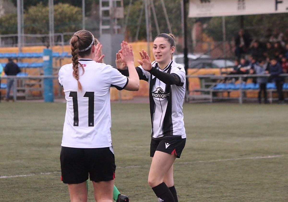 Miriam e Inma Muñoz celebran un gol en Ciudad Jardín.