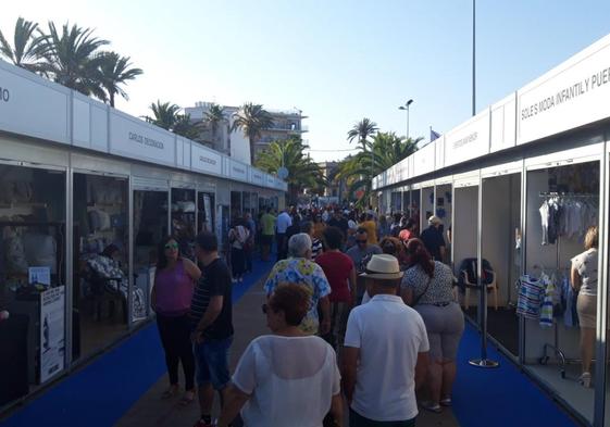 Alta afluencia de clientes y visitantes en una edición anterior de la Feria Outlet de Santiago de la Ribera.