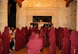 El Cristo de la Misericordia a la salida de la ermita del Calvario portado por los Hermanos del Socorro, anoche.