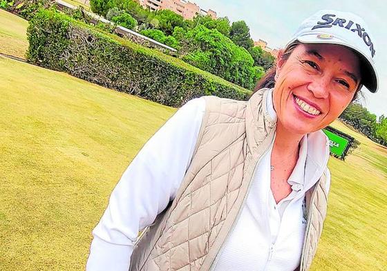 Asunción Delgado en el 'putting green' de Golf Altorreal.