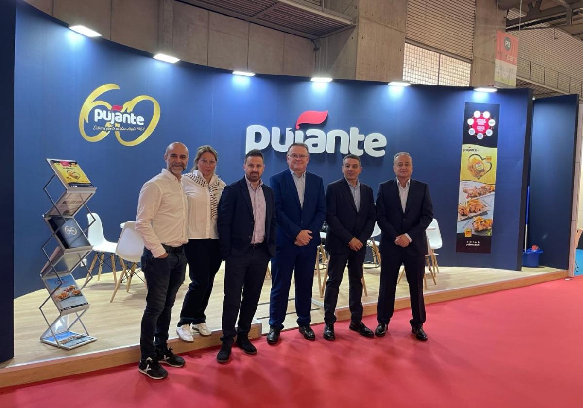 Miembros del equipo comercial de Pujante en su estand de Alimentaria.