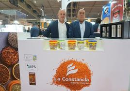 El equipo de La Constancia en el estand de la Feria.