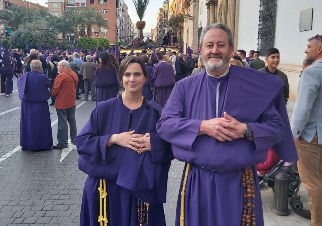 Carlos Quiñonero, acompañado de su familia, antes de salir en procesión.