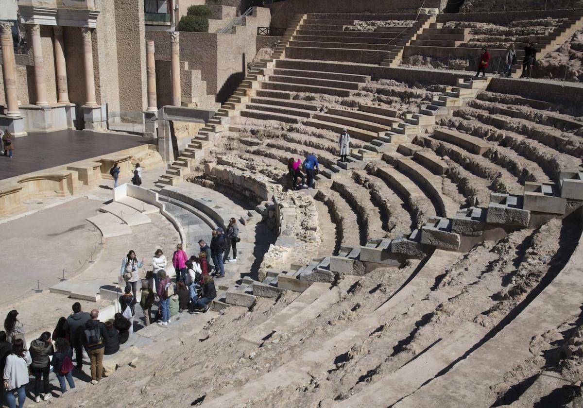 Una guía explica las singularidades arquitectónicas y la historia del Teatro Romano a un grupo de turistas, en una de las visitas programadas la pasada semana.