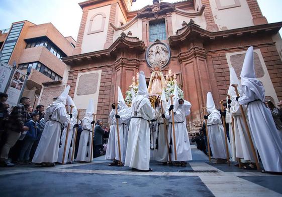 Salida de Nuestra Señora de la Luz en su Soledad, este sábado, de la iglesia de San Juan de Dios.