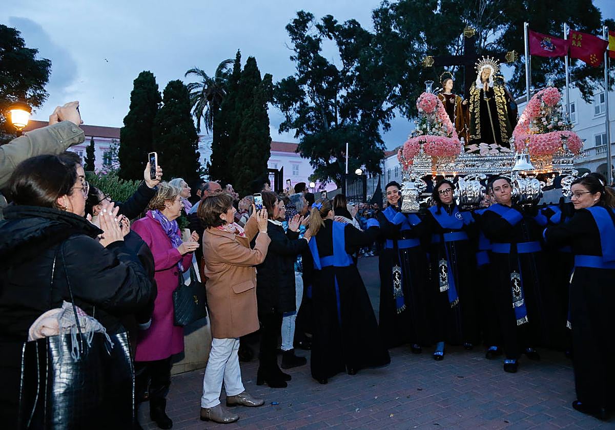 Las Santas Mujeres fueron respaldadas en su salida desde el Rectorado de la Politécnica por numeroso público.