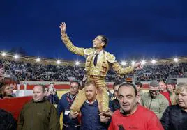 Ureña sale a hombros tras la corrida en la plaza de toros de Lorca.