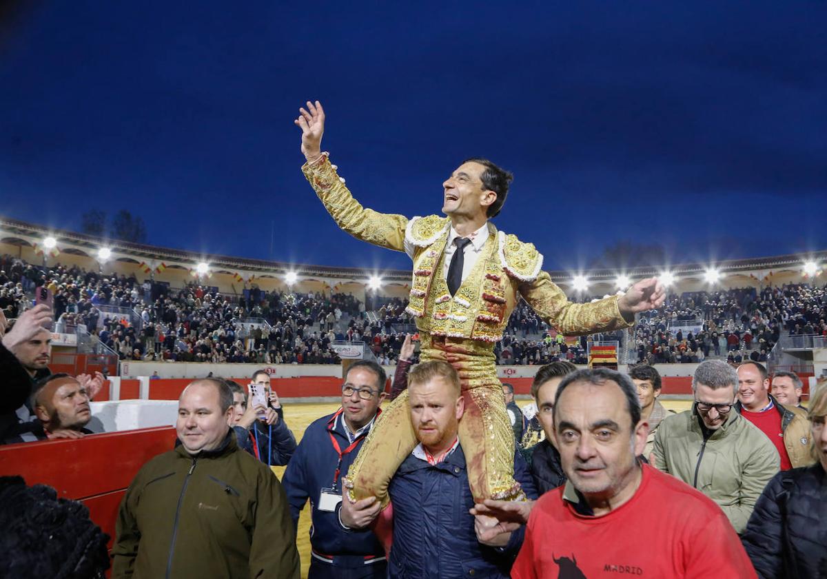 Ureña sale a hombros tras la corrida en la plaza de toros de Lorca.