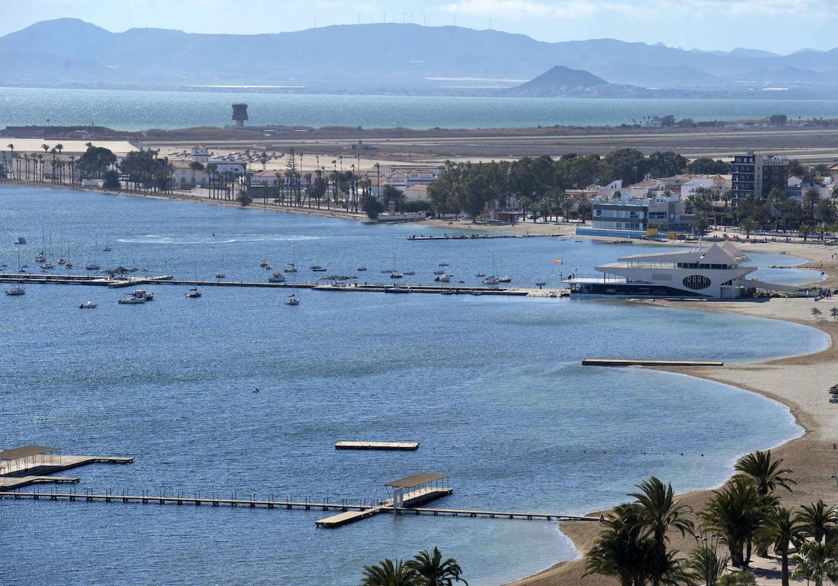 Vista de la playa y del club náutico de Santiago de la Ribera y de la Academia General del Aire. Al fondo, el Carmolí.